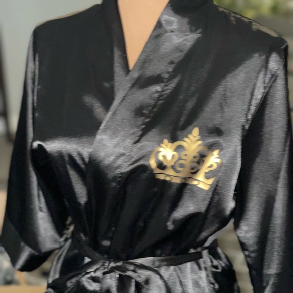 Queen Robe (Black) - Picture 2 of 5